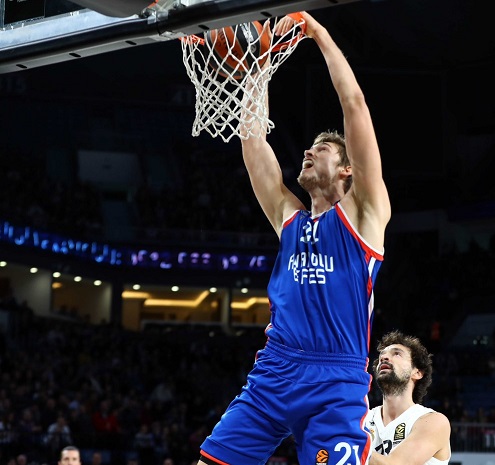 El Real Madrid remontó 14 puntos en el último cuarto y ganó al Efes por 82-84