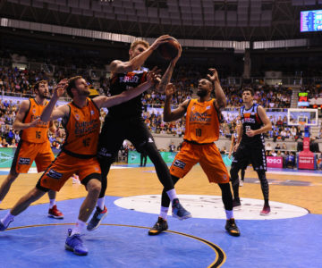 El Iberostar Tenerife y el Valencia Basket ganan y tienen muy cerca el billete a la Copa