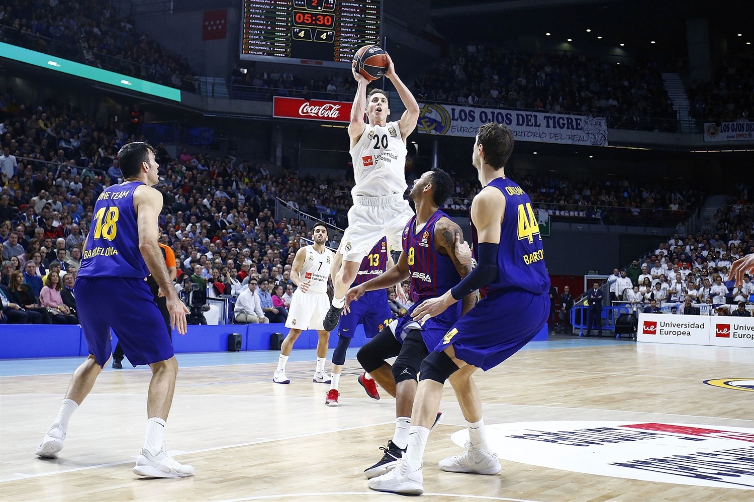 El Real Madrid apabulla (92-65) a un Barcelona que toca fondo y con Pesic superado