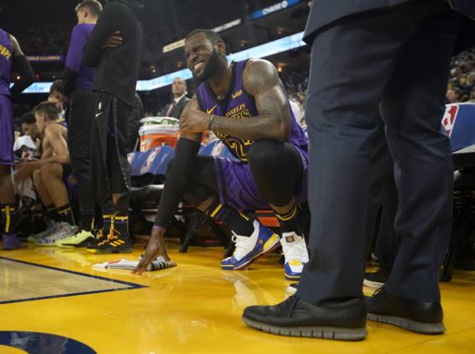 Los Lakers ganan a los Warriors pese a lesionarse Lebron James; Utah Jazz se impone a los Blazers; 40 puntos de Irving para tumbar a los Sixers