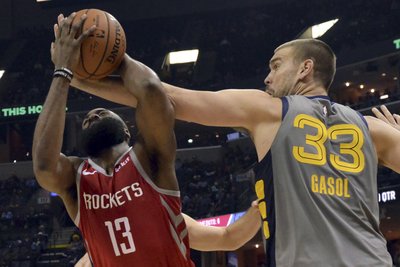Los Bulls sorprenden a los Spurs; triple-doble de Harden y de Lebron James en las victorias de Rockets y Lakers