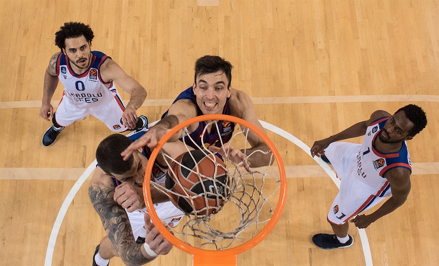 Otra vez un Barcelona con dos caras, pero importante victoria frente a un Efes que se hundió (80-65)