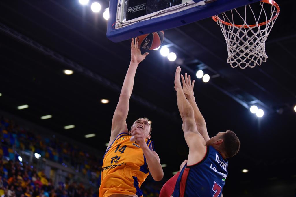 El Baskonia da otro paso hacia los puestos de playoff con la victoria frente al Gran Canaria (71-84)