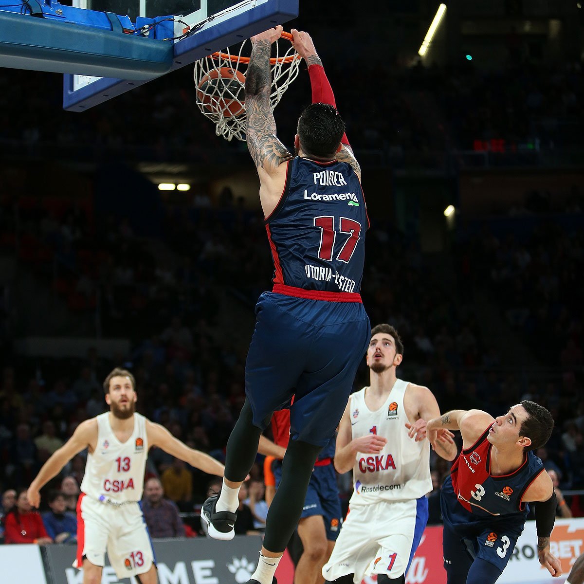 El Baskonia sigue vivo tras un emocionante triunfo frente al CSKA (76-73)
