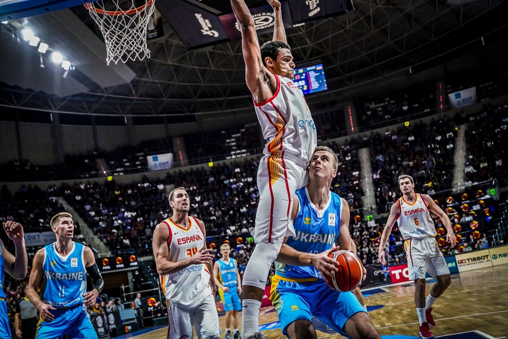 España sufrió mucho frente a Ucrania (72-68) pero el triunfo le da el billete al Mundial de China
