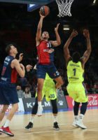 El Barcelona rozó la quinta derrota en un horrible tercer cuarto pero emergió ante el Baskonia en el último (70-77)