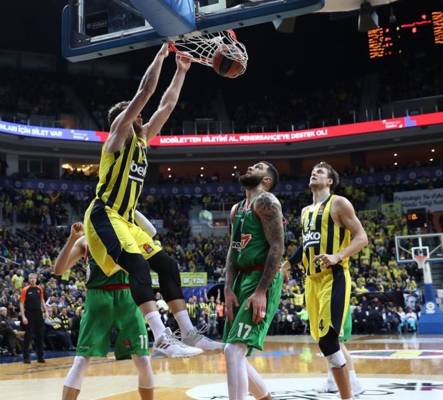 El Baskonia remontó 21 puntos al Fenerbahce pero cayó en los minutos finales (96-87)
