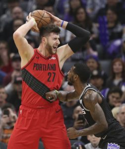 Nurkic y Jokic, dos pívots europeos que brillaron en los triunfos de Blazers y Nuggets; 45 puntos de Leonard en el de los Raptors