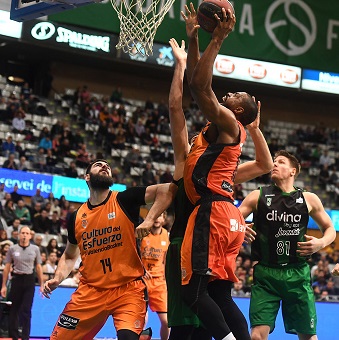 Triple empate a 9 victorias: el Joventut gana un duelo directo al Valencia Basket por la Copa y el Iberostar vence en Málaga