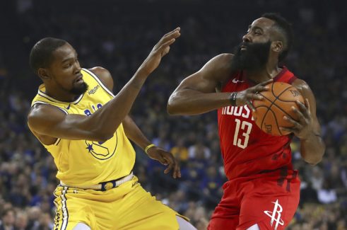 Los Rockets ganan tras una prórroga a los Warriors; los Spurs barren a los Raptors