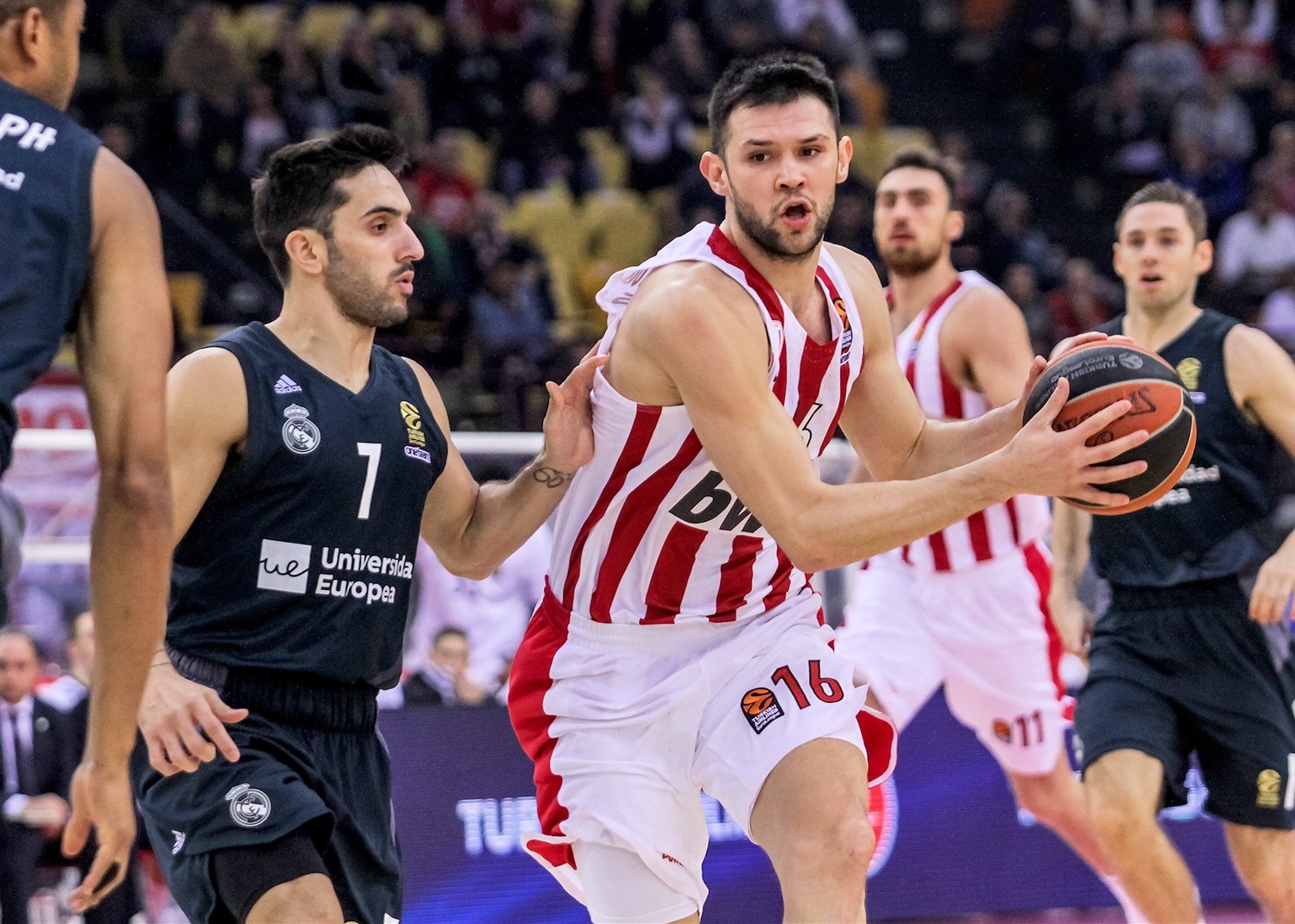 El Real Madrid recibe al Olympiacos y puede hacerle un buen favor al Barça si ganan