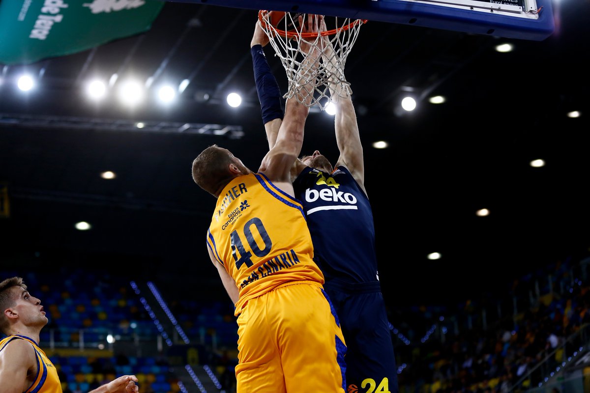 El Gran Canaria sigue cuesta abajo y con muchas bajas y no dio mucha guerra al Fenerbahce (64-82)
