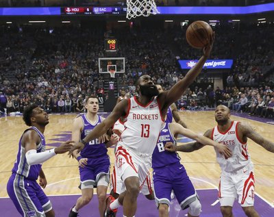 Los Warriors aplastan a los Spurs con 141 puntos anotados y 148 metieron los Bucks en la paliza a los Wizards