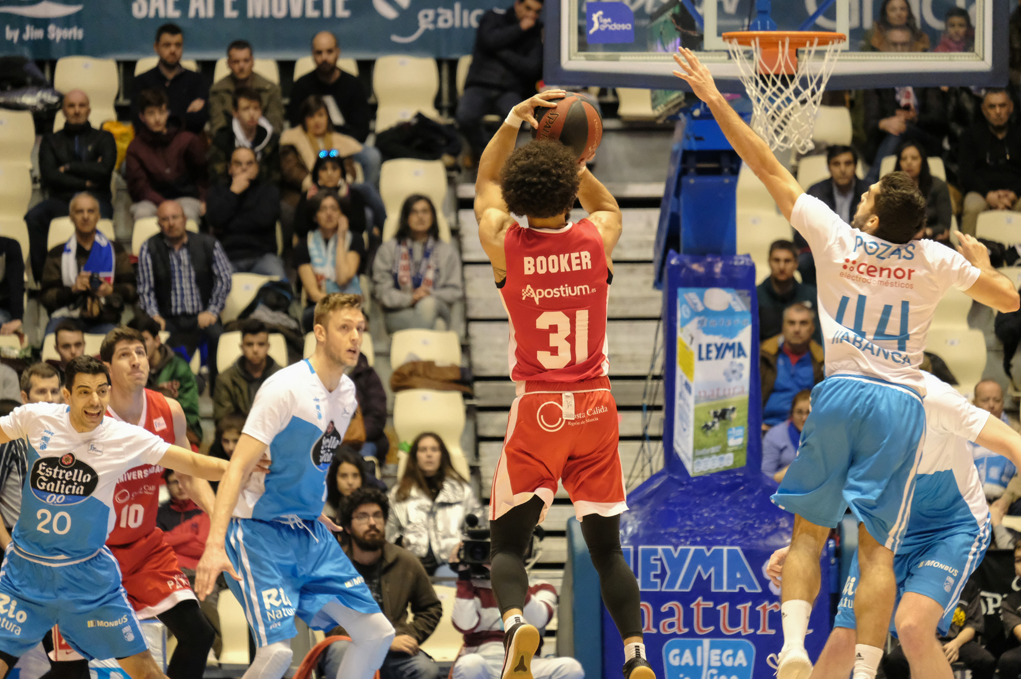 El UCAM Murcia sigue sumando derrotas y el Obradoiro se aleja de abajo; el Baskonia barre al ‘Granca’ tras el descanso