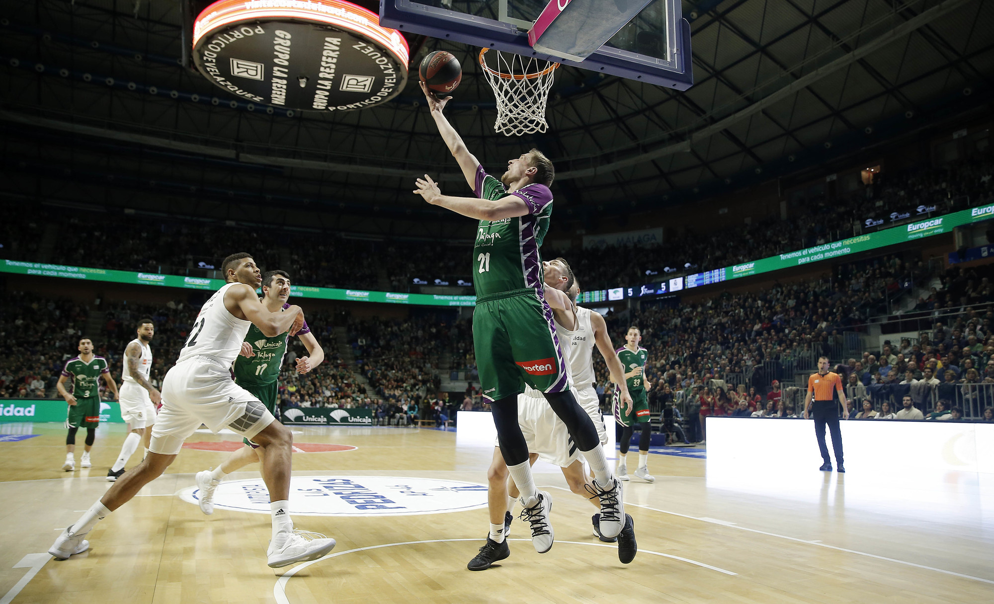 El Real Madrid perdió 21 puntos de renta y el Unicaja ganó sobre la bocina de la prórroga con triple de Jaime Fernández (103-102)