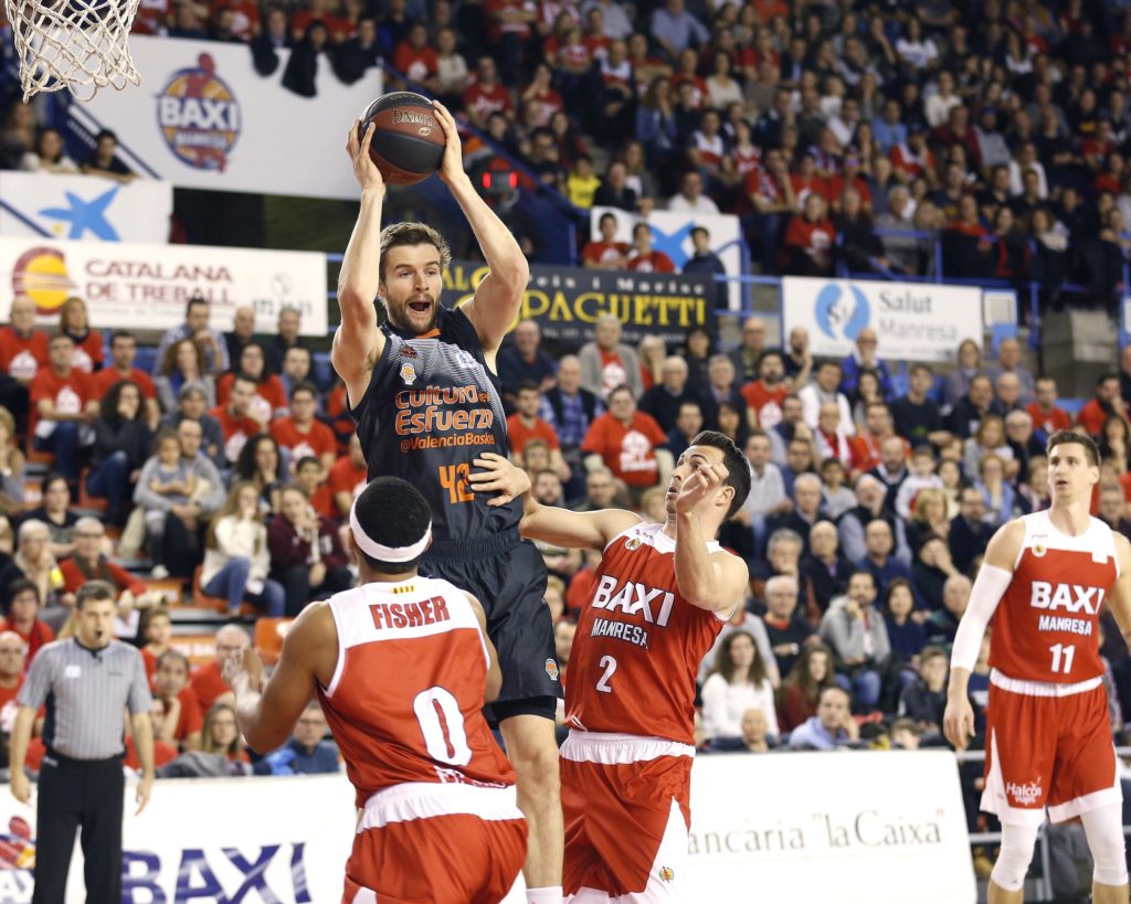 El Burgos respira un poco tras derrotar al Gipuzkoa Basket; el Manresa termina con la gran racha del Valencia Basket