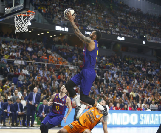 El Barcelona ejecutó al Valencia Basket (86-79) en el tramo final de un apretado partido