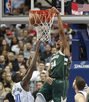 Los Sixers demuestran su creciente poderío; los Warriors sufren contra los Suns; los Bucks no perdonan