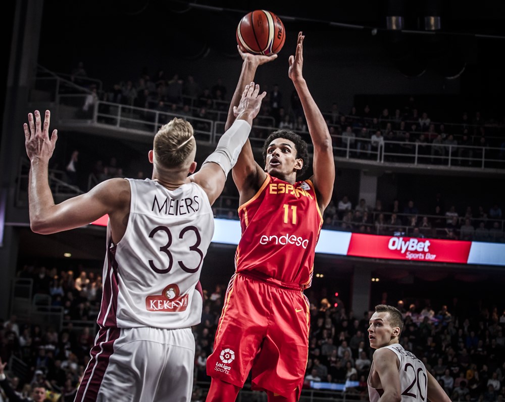 España gana en Letonia tras un discreto partido (62-67) y Alocén debuta con 18 años