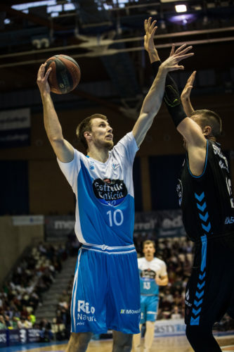 Agónicos triunfos del Valencia Basket, en Donostia, y del Obradoiro en el derbi gallego; el Zaragoza gana en la prórroga al Iberostar
