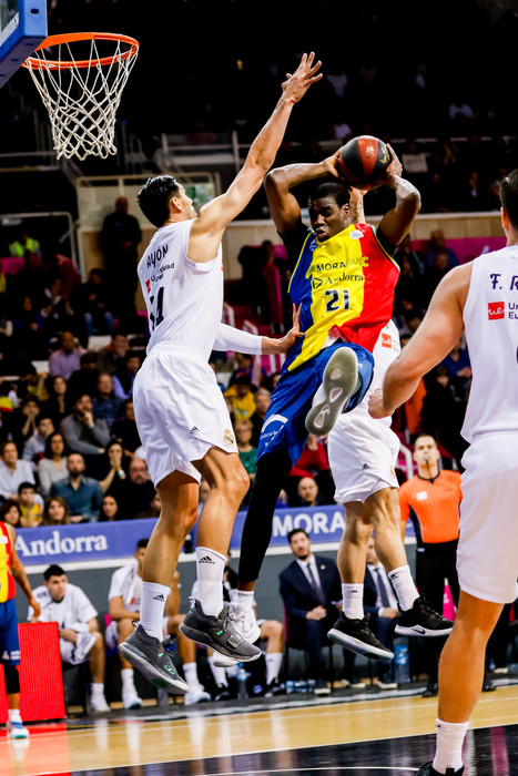 El Real Madrid vence sin gran esfuerzo a un flojísimo Andorra (66-87)