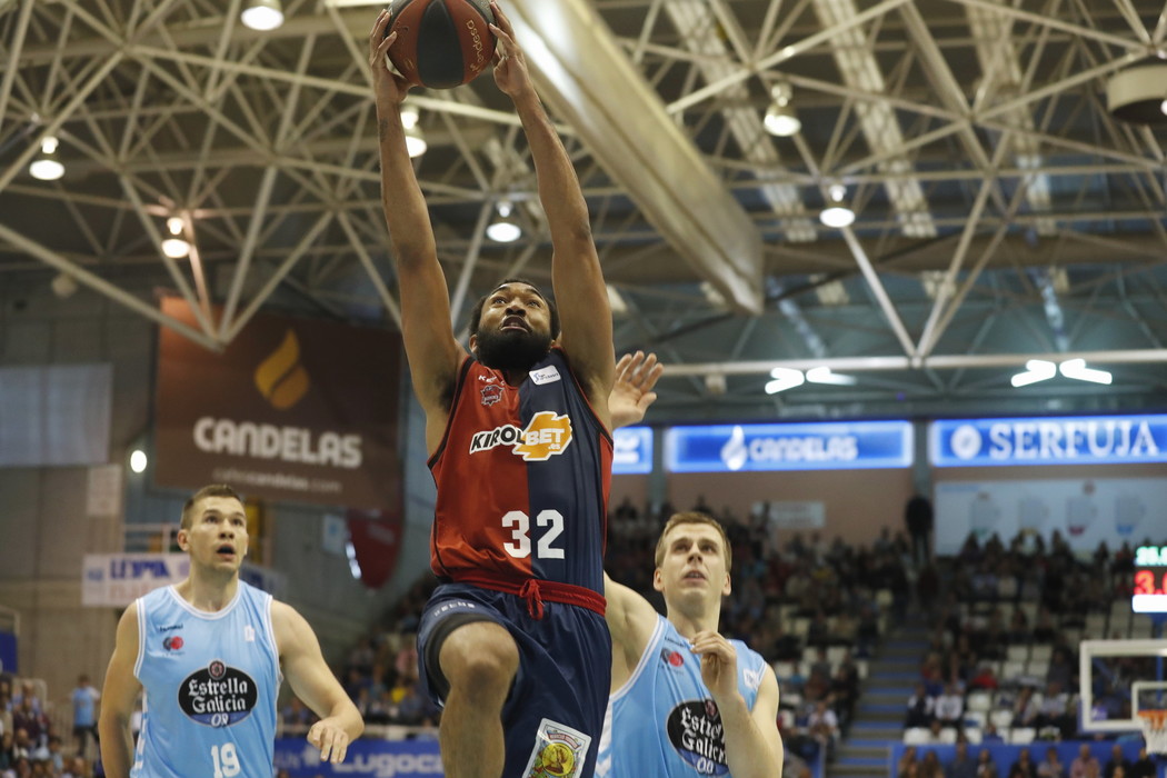 El Unicaja derrota sin grandes problemas al Gipuzkoa Basket y el Baskonia vence en Lugo tras un espectacular último cuarto