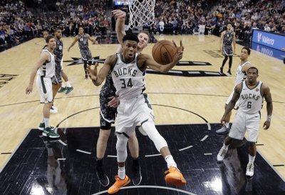 Los Suns sorprenden a los Warriors y Durant se va lesionado; los Spurs dan un aviso a los Bucks