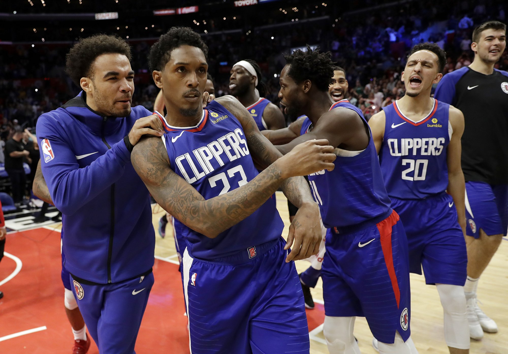 Los Sixers pasan por encima de los 52 puntos de Antetokounmpo; los Clippers entierran a los Lakers