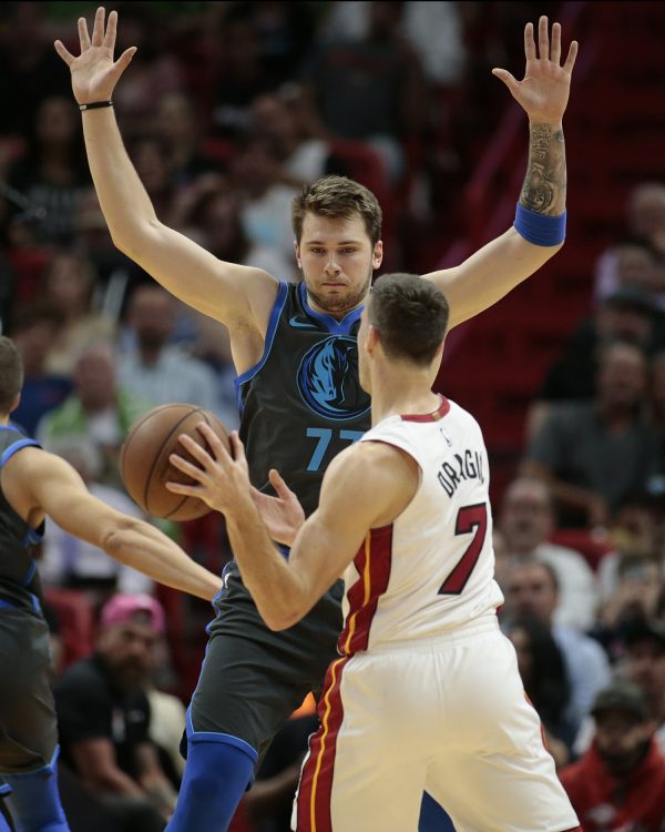 Miami Heat y Pistons ganan y siguen vivos; homenaje en San Antonio a Ginóbili y lesión de tobillo de Antetokounmpo