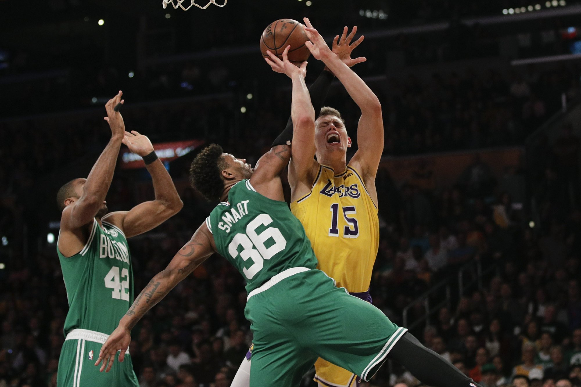 Los Celtics hunden un poco más a los Lakers; los Bucks, imparables