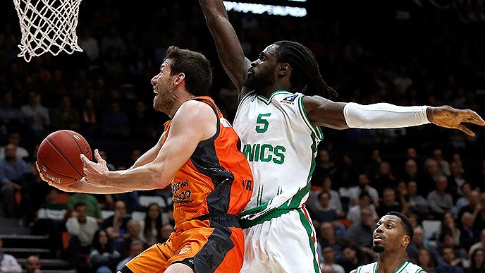 El Valencia Basket salva un discreto partido con un buen último cuarto y se adelanta al Unics Kazán (69-64); el Andorra cae en Berlín (102-97)