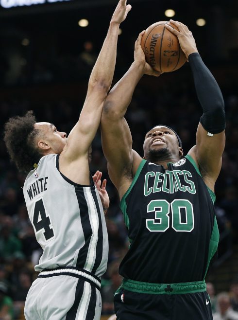 Los Bucks tienen ya a tiro el factor cancha para todos los playoffs; Spurs y Rockets ganan a domicilio