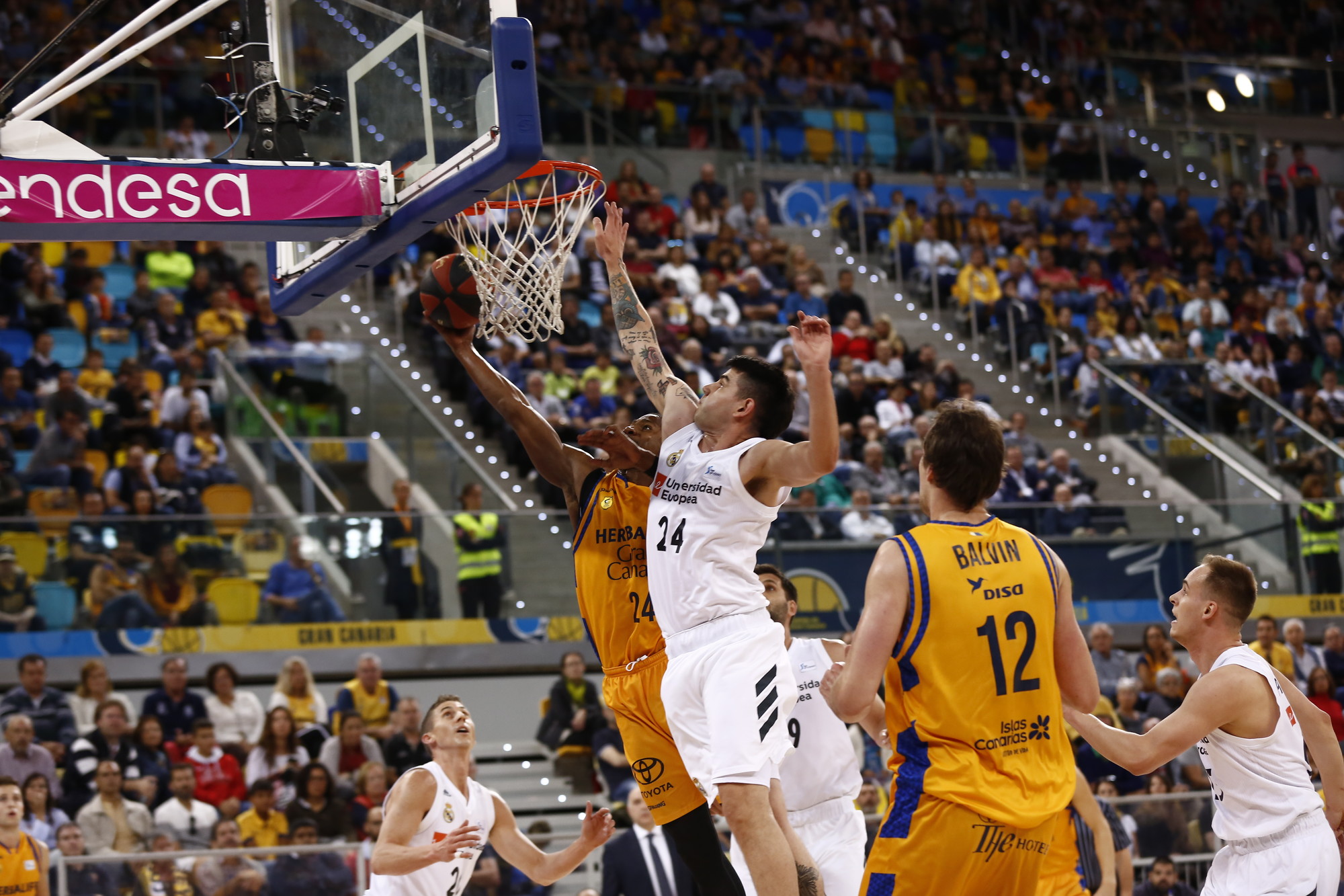 El Real Madrid supera su desacierto exterior y gana a un Gran Canaria que no se rindió nunca (71-77)
