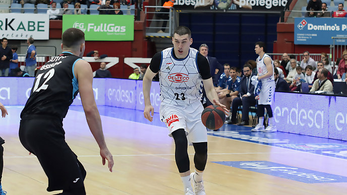 El Gipuzkoa Basket sigue vivo tras remontar 24 puntos a un Estudiantes cada semana más desastroso; el Zaragoza vuela hacia el playoff