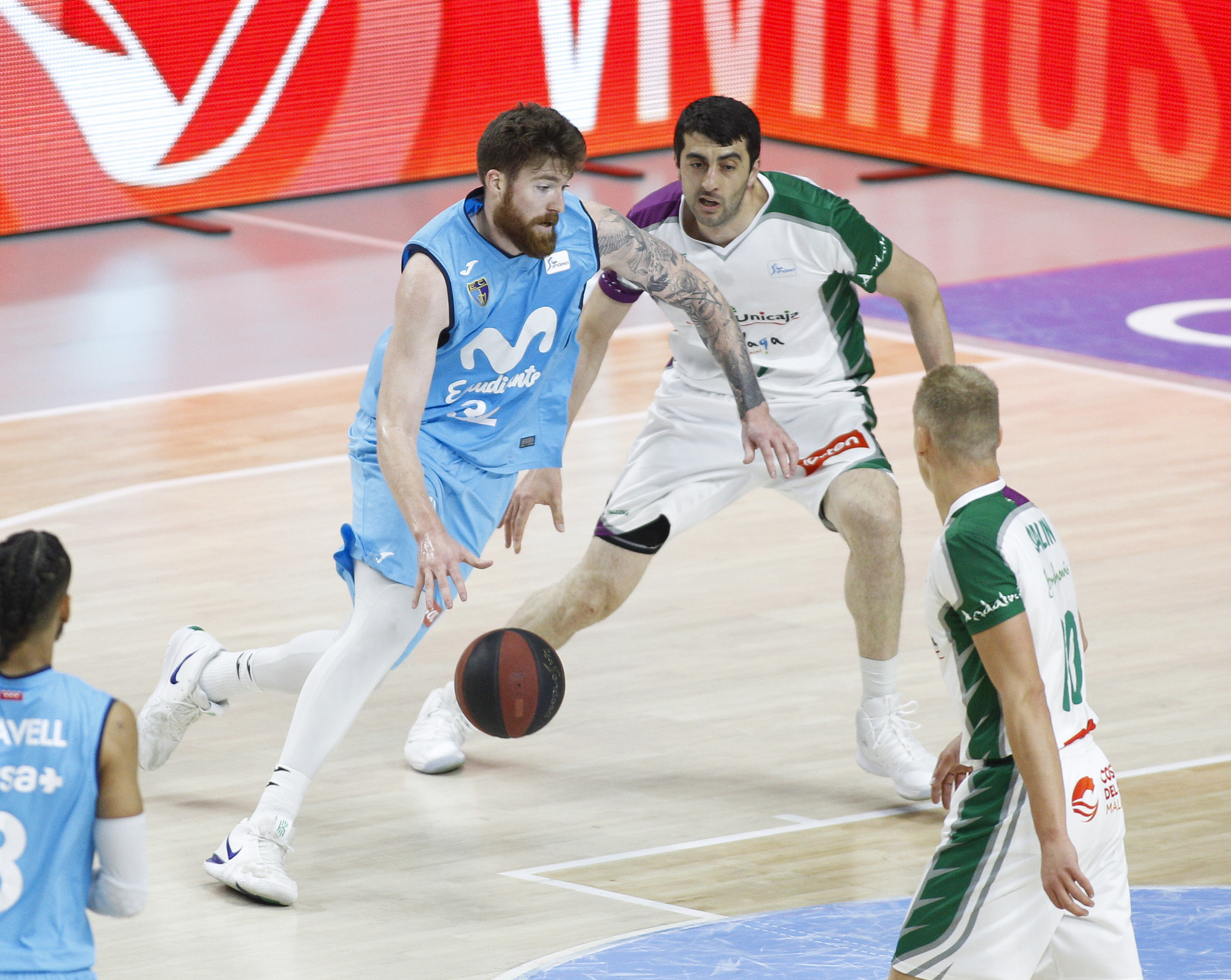 El Unicaja vence al Estudiantes y complica la permanencia de los colegiales