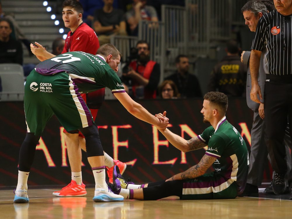 El Unicaja fue superior en la segunda mitad y eliminó al Zaragoza (90-86)