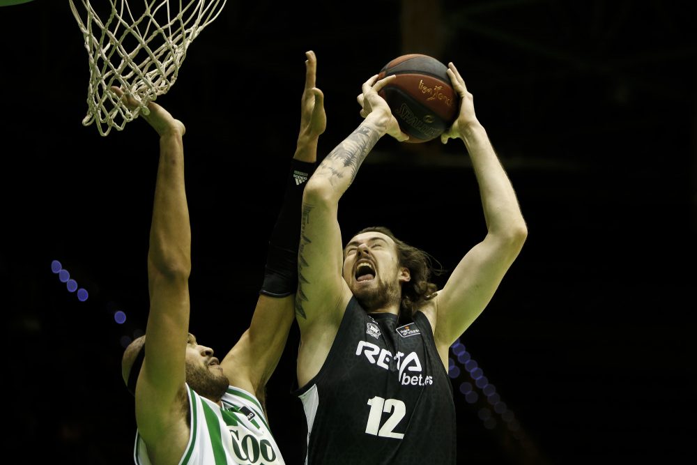 El Valencia Basket aplasta al San Pablo Burgos (95-66); agónico y valioso triunfo del Betis contra el Bilbao Basket