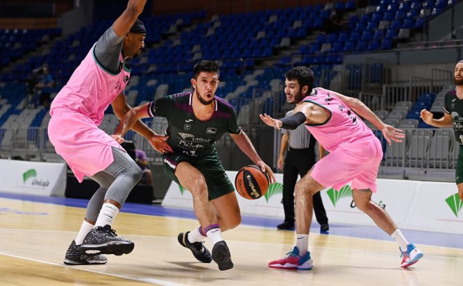 El Unicaja dejó pasar en julio dos nombres con los que negociaba, Jekiri y Brodziansky, luego a Ayón y ahora está patas arriba