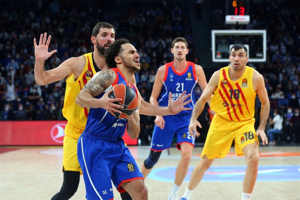 El Barcelona asalta la pista del Efes tras una prórroga en una demostración de carácter (93-95)