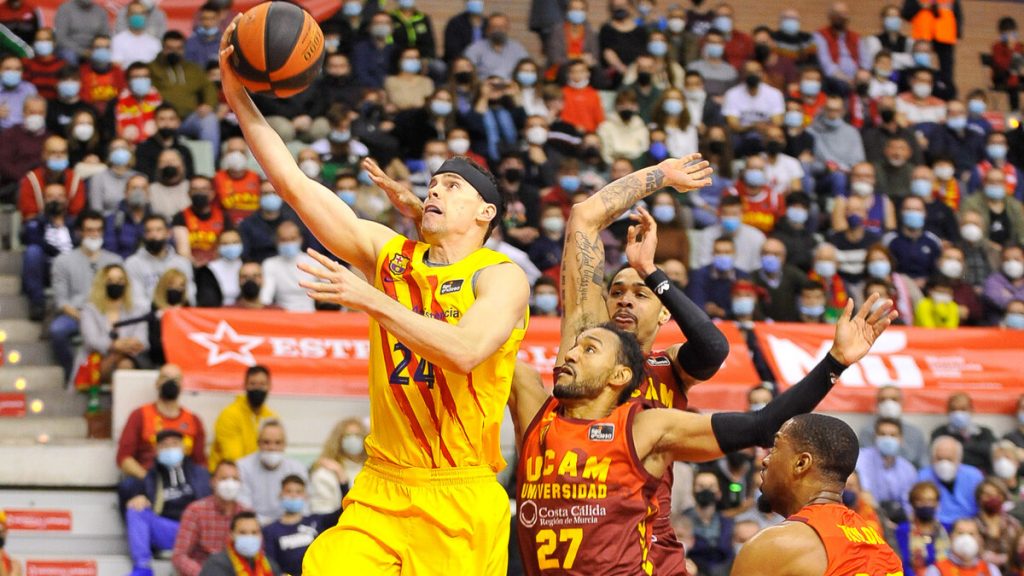 Mirotic exhibe su calidad y el Barcelona, su solidez pese a las cinco bajas ante un gran UCAM Murcia (87-89)
