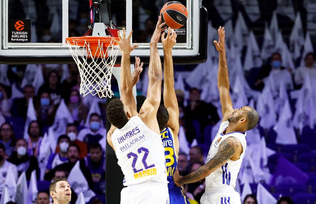 El Real Madrid mejora su imagen y se luce en el triple (16 de 29) para poner el 1-0 contra el Maccabi