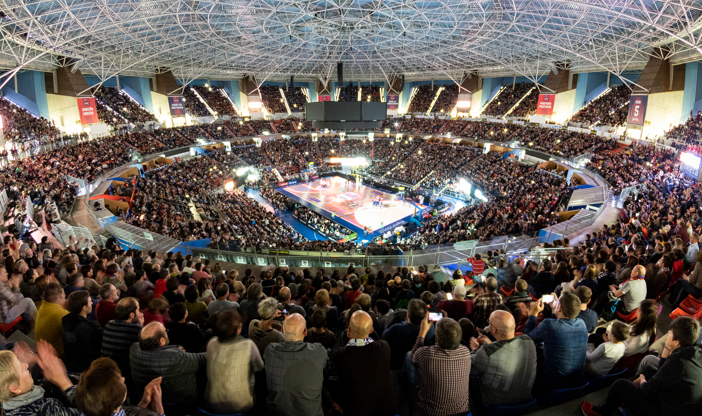 El Buesa Arena, a punto de llenarse con 15.500 aficionados para una fiesta de música, acrobacias y el debut contra el Unicaja