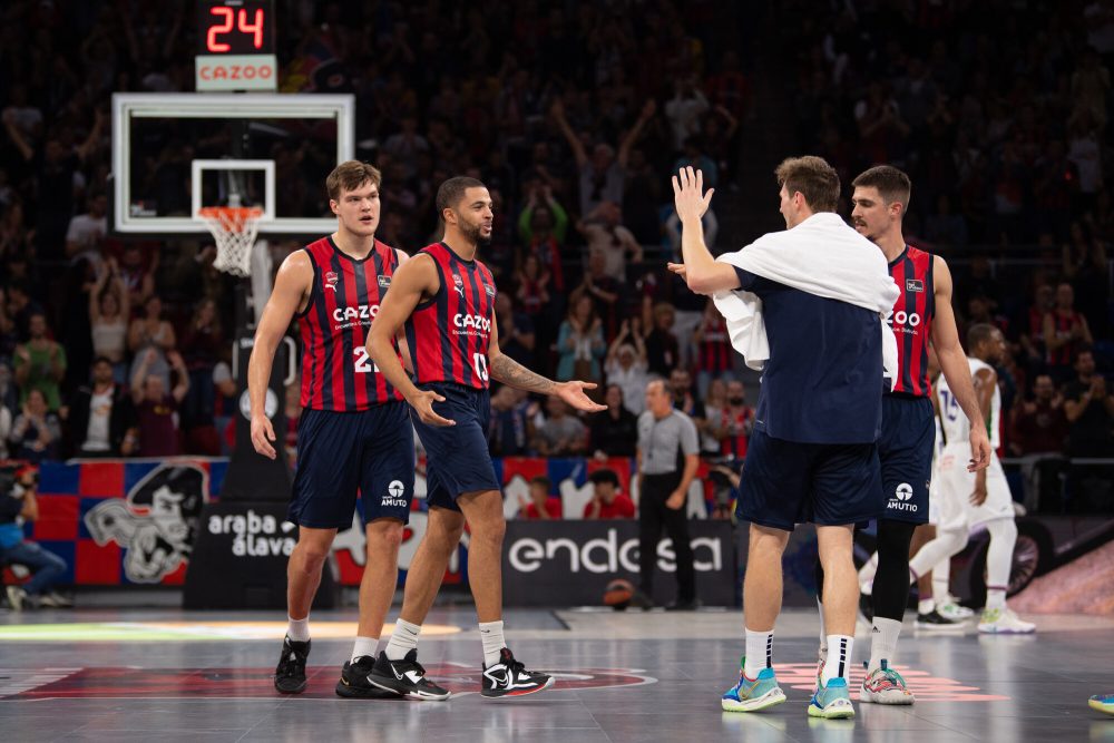 El Baskonia trabaja ya en las ampliaciones de contrato de Markus Howard y Darius Thompson y debe tomar una decisión respecto a Giedraitis