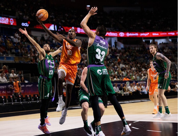 El Valencia Basket superó en la segunda mitad a un Unicaja muy fallón (87-93)