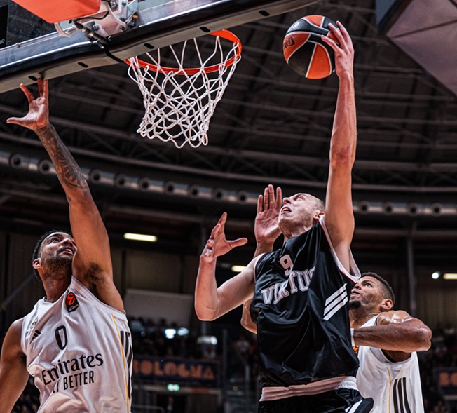El nuevo Real Madrid de Scariolo comienza de forma triste con un serio batacazo en Bolonia (74-68)