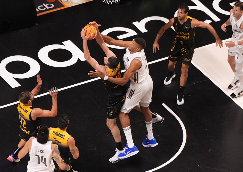 El Real Madrid remontó 14 puntos al Laguna Tenerife y estuvo mejor en defensa que en ataque para meterse en la final (72-71)