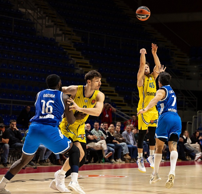 Un triplazo de Blatt da la victoria al Maccabi frente a un Real Madrid que vuelve a decepcionar (92-91))
