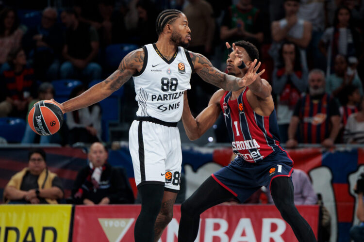 El Baskonia remontó 15 puntos pero sucumbió en los dos minutos y medio finales frente al Partizán (79-91)