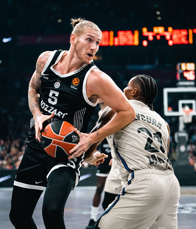 El Barça ganó al Partizán (76-78) con un triple de Clyburn desde diez metros