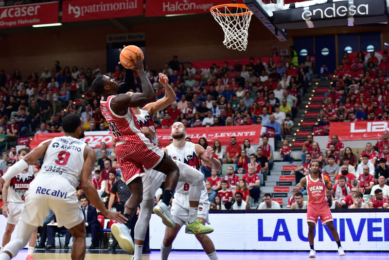 El UCAM Murcia confirma su buen inicio ante un Baskonia que no despega; el Girona logra su primer triunfo